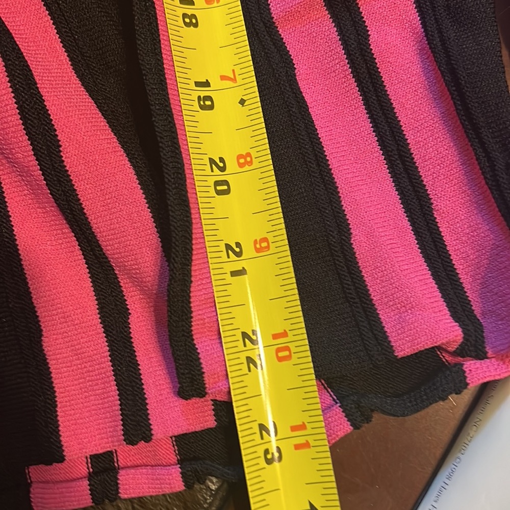 Excellent condition Cyrus black &hot pink top long sleeve size m lots of stretch - Picture 5 of 5